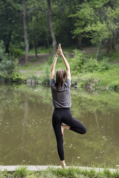 Mulher Bonita Meditando Junto Água — Fotografia de Stock