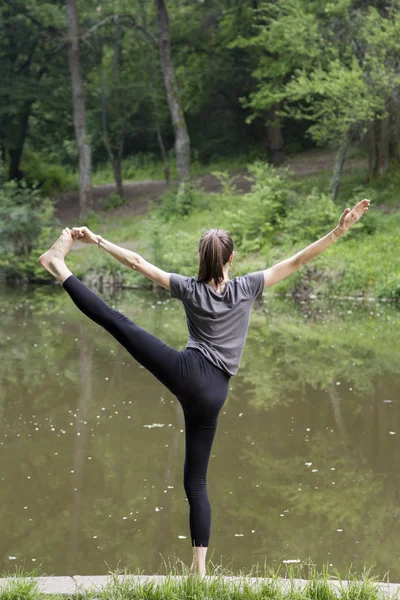 Mulher Bonita Meditando Junto Água — Fotografia de Stock