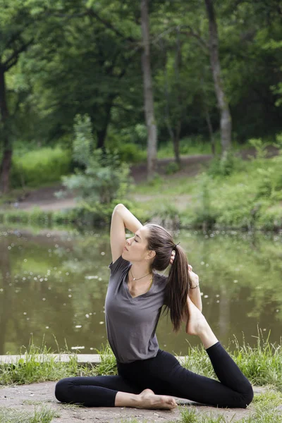 Schöne Frau Meditiert Wasser — Stockfoto