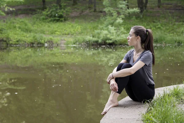 Mulher Bonita Meditando Junto Água — Fotografia de Stock