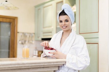 Sabah atıştırması, kahvaltıda meyve alan genç kadın