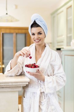 Sabah atıştırması, kahvaltıda meyve alan genç kadın