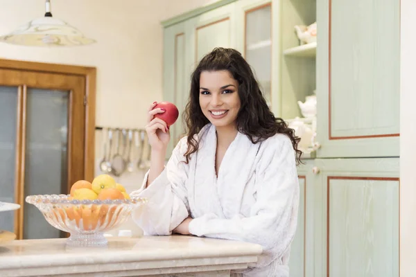 Snack Mañana Mujer Joven Tomando Fruta Para Desayuno —  Fotos de Stock