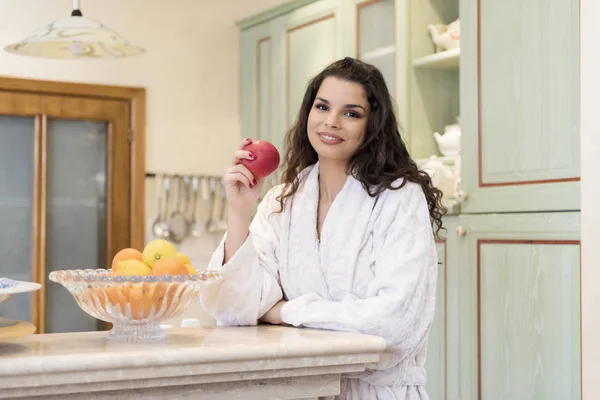 Snack Mañana Mujer Joven Tomando Fruta Para Desayuno —  Fotos de Stock