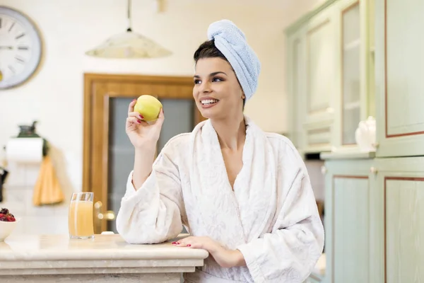 Snack Mañana Mujer Joven Tomando Fruta Para Desayuno — Foto de Stock