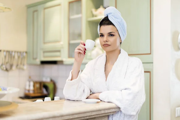 Joven Hermosa Mujer Bebiendo Café Cocina Por Mañana —  Fotos de Stock