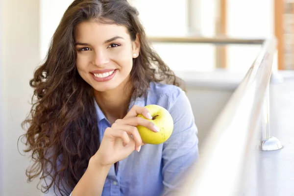 Ung Kvinna Äter Ett Äpple — Stockfoto