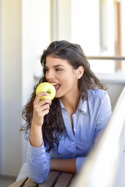 Ung Kvinna Äter Ett Äpple — Stockfoto