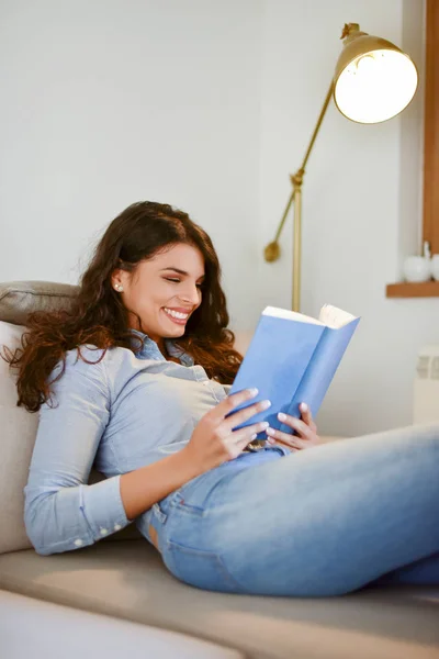 Щаслива Молода Жінка Читає Книгу — стокове фото