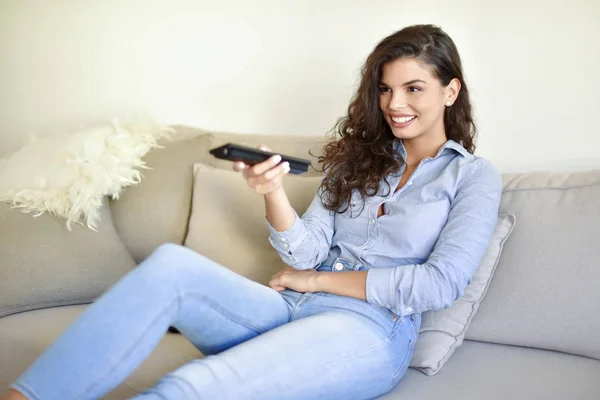 Junge Frau Hält Fernbedienung Der Hand Und Lächelt — Stockfoto