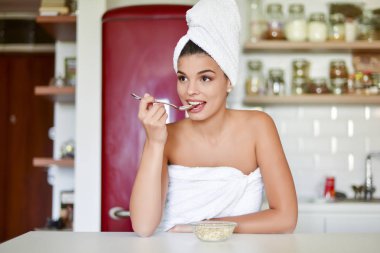 Kadın kahvaltı gevrekleri mutfakta.