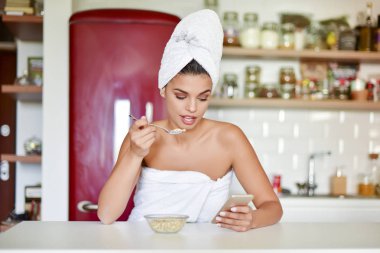 Kadın sahip sağlıklı Kahvaltı gevreği