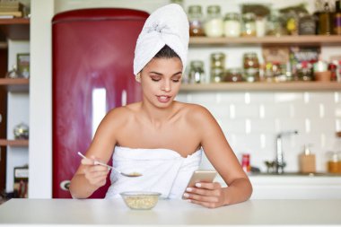 Kadın sahip sağlıklı Kahvaltı gevreği