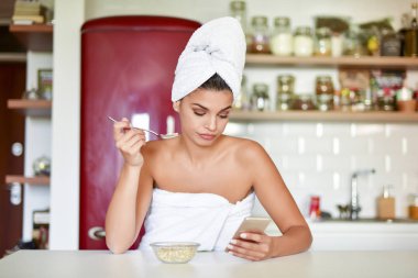 Kadın sahip sağlıklı Kahvaltı gevreği