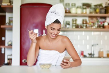 Kadın sahip sağlıklı Kahvaltı gevreği