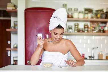 Kadın sahip sağlıklı Kahvaltı gevreği