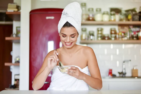 Frau Frühstückt Müsli Der Küche — Stockfoto