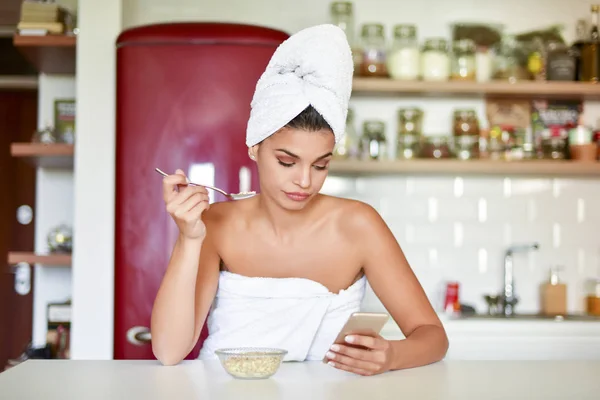 Mujer Desayunando Sano Cereal — Foto de Stock