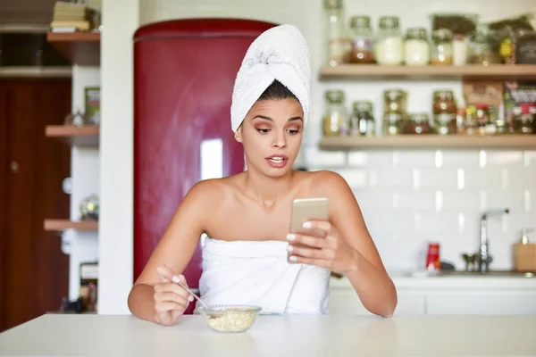 Kvinna Tittar Sin Mobiltelefon Överraskning Medan Frukostflingor — Stockfoto