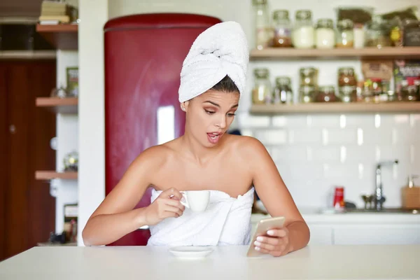 Mujer Sorprendida Tomando Café Mañana Sosteniendo Teléfono Celular —  Fotos de Stock