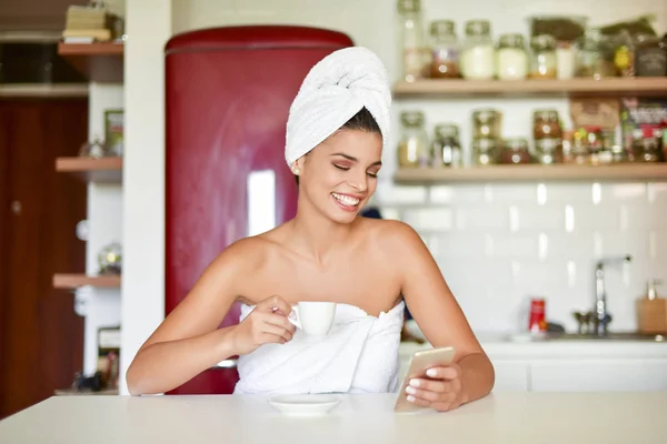 Mujer Feliz Tomando Café Mañana Sosteniendo Teléfono Celular — Foto de Stock