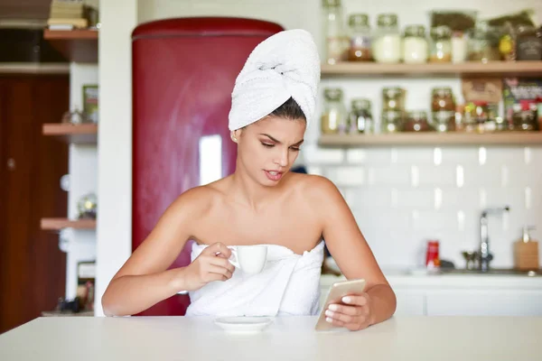 Frau Beim Morgendlichen Kaffee Und Handy Der Hand — Stockfoto