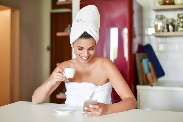 Mujer Feliz Tomando Café Mañana Sosteniendo Teléfono Celular —  Fotos de Stock