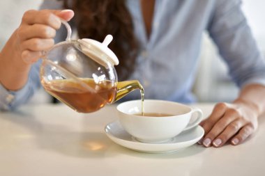 Çay içen kadın, çay saati.