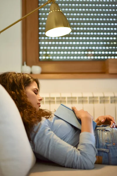 Jovem Mulher Adormeceu Enquanto Lia Livro — Fotografia de Stock