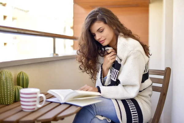 Wanita Muda Membaca Buku Balkon — Stok Foto