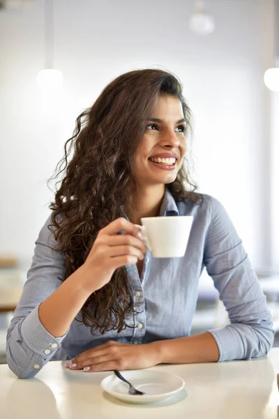 Mujer Feliz Tomando Café — Foto de Stock
