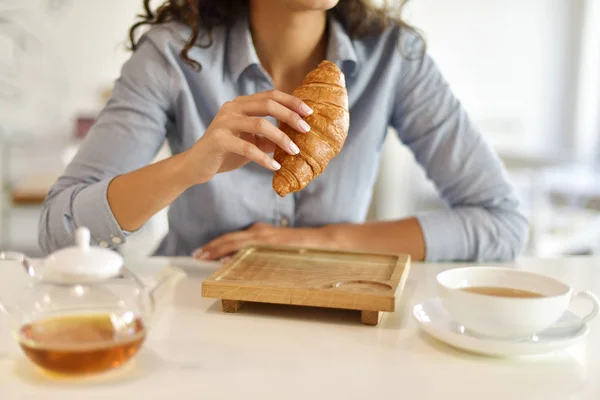 Croissant Thé Pour Petit Déjeuner — Photo