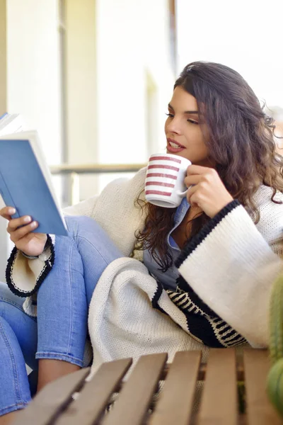 Νεαρή Γυναίκα Διαβάζει Ένα Βιβλίο Και Πίνει Τσάι Στο Μπαλκόνι — Φωτογραφία Αρχείου