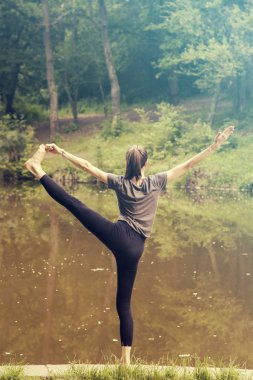 Su da meditasyon güzel kadın