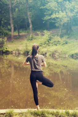 Su da meditasyon güzel kadın