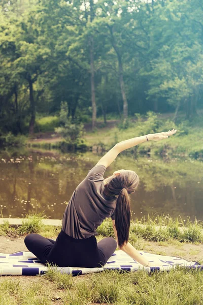 Mulher Bonita Meditando Junto Água — Fotografia de Stock