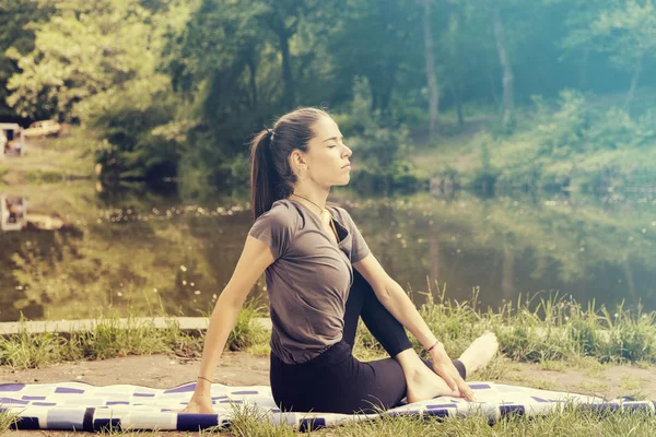 Mulher Bonita Meditando Junto Água — Fotografia de Stock