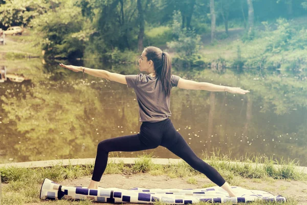 Mulher Bonita Meditando Junto Água — Fotografia de Stock