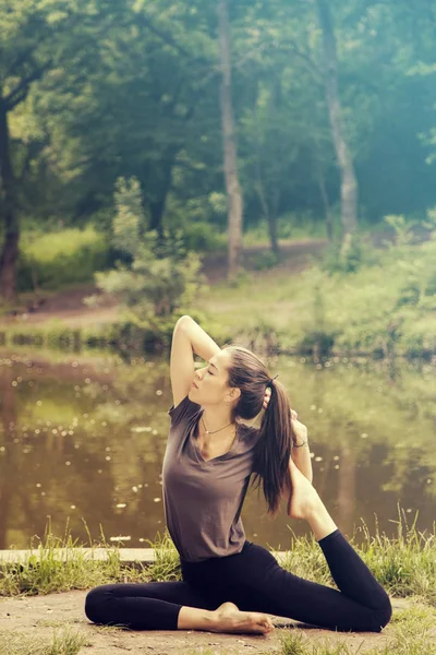 Mulher Bonita Meditando Junto Água — Fotografia de Stock