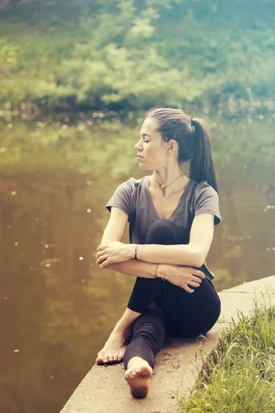 Mulher Bonita Meditando Junto Água — Fotografia de Stock