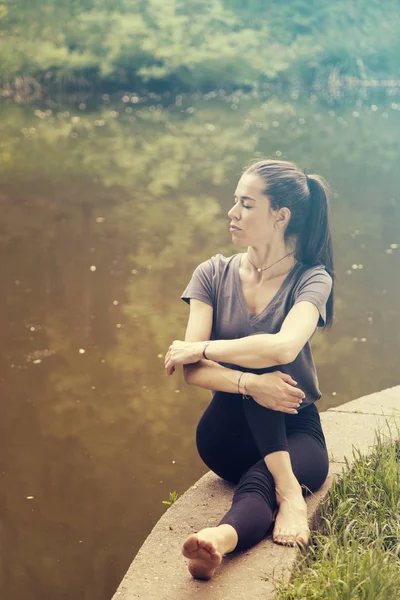 水で瞑想する美しい女性 — ストック写真