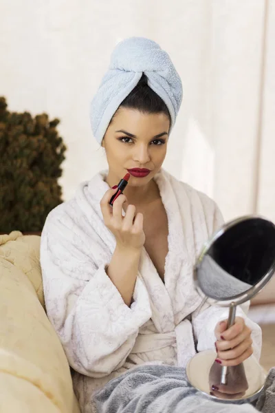 Schöne Frau Macht Lippenstifte — Stockfoto