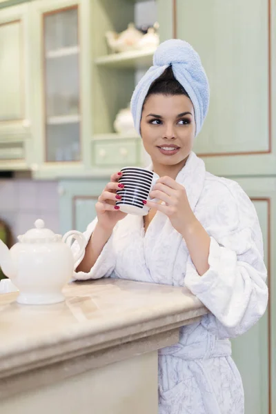 Junge Schöne Frau Trinkt Morgens Tee Der Küche — Stockfoto
