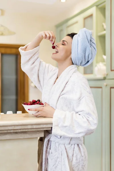 Frühstücksjause Junge Frau Mit Obst Zum Frühstück — Stockfoto