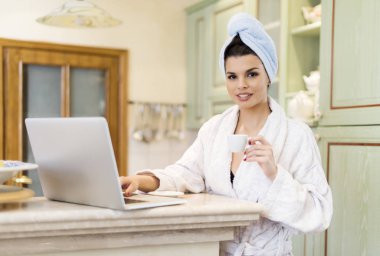 Kahve içen ve sabah uyanan bir kadın.