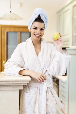 Sabah atıştırması, kahvaltıda meyve alan genç kadın