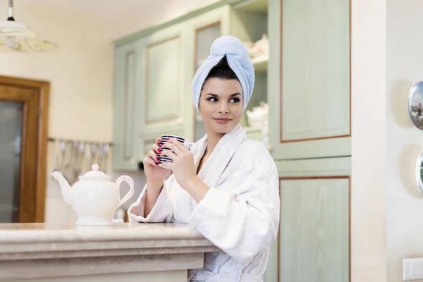 Молодая Красивая Женщина Пьет Чай Кухне Утром — стоковое фото