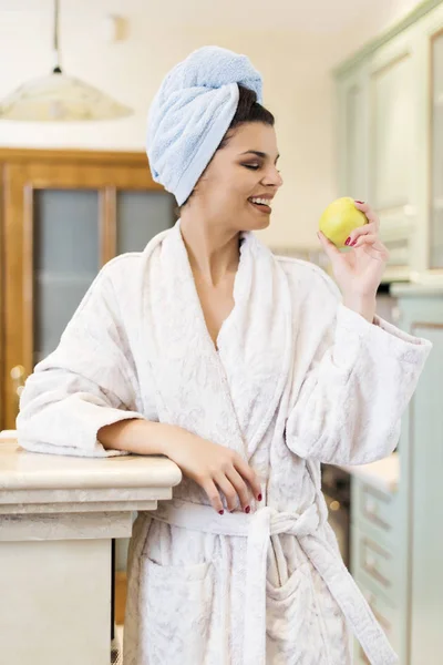 Snack Mañana Mujer Joven Tomando Fruta Para Desayuno — Foto de Stock