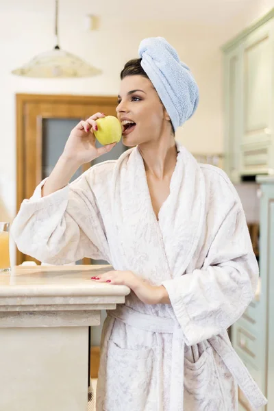 Frühstücksjause Junge Frau Mit Obst Zum Frühstück — Stockfoto