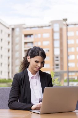 Ofis dışında verimlilik, ofis dışında çalışan genç kadın